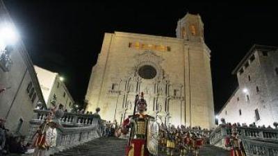 Els manaies encapçalen la processó del Sant Enterrament, divendres sant, a Girona.  MANEL LLADÓ