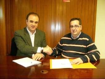 Camilo Gregori i Raül Ribes signen el pacte polític. CEDIDA
