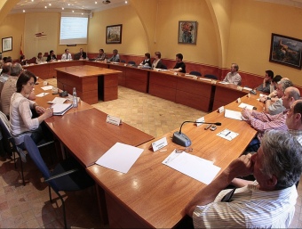 Alcaldes del Baix Empordà ahir a la tarda en la reunió que es va celebrar a la seu del consell comarcal amb representants de SSIBE. LLUÍS SERRAT