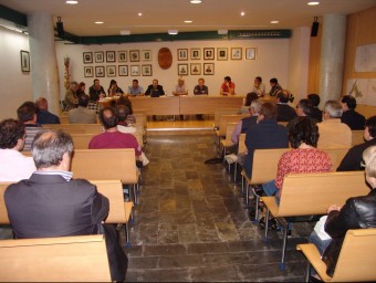 Una sessió plenària de l'Ajuntament de Sils, amb Martí Nogué al centre de la taula. EL PUNT