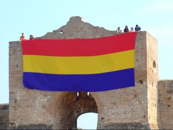 Esquerra Unida ha penjat una bandera republicana espanyola de grans dimensions al castell de Sagunt hui dijous, dia que es compleixen 80 anys de la proclamació de la Segona República. REDACCIÓ