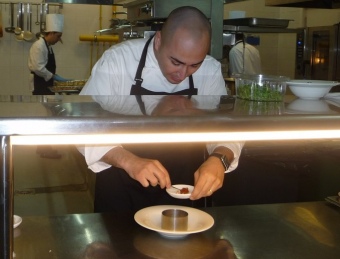 Artur Martínez a la cuina del nou restaurant L'Obac preparant una amanida amb salmó fumat. M.A.L