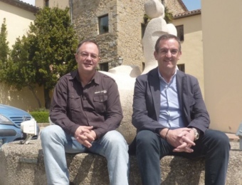 Josep Garcia (a l'esquerra) i Miquel Calm , fotografiats la setmana passada a la placeta del davant de l'ajuntament, a Sant Esteve d'en Bas R. E
