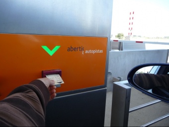 Un usuari dilluns recollint el tiquet per poder accedir a l'autopista en un dels accessos de Vilafranca A.M