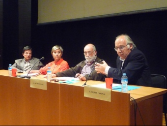 La taula rodona sobre símbols franquistes, amb Ramon Miravall, Arcadi Oliveres i Miquel Caminal. G.M