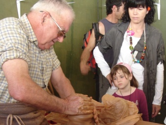Durant la fira, els ceramistes ofereixen demostracions al  torn. Alba Porta