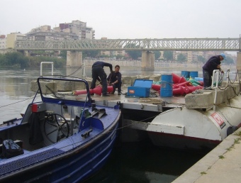 L'embarcació que fa el manteniment de la via navegable, amarrada a l'embarcador de Tortosa. L.M