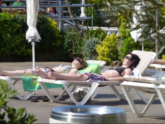 Dues turistes prenen el sol en un hotel de Santa Susanna. T.M