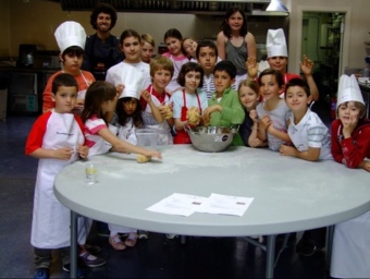 Participants al taller que ha organitzat l'Aula Gastronòmica de l'Empordà. A.G.E