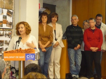 Neus Serra, a l'esquerra, amb part dels membres de la llista de CiU de Malgrat de Mar. T.M