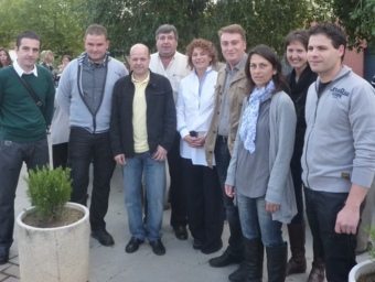 Fina Pujolar (al centre, amb camisa blanca) i membres de la seva candidatura, en la presentació, feta davant de l'ajuntament.  R. E