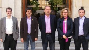 Els candidats a l'alcaldia de la Bisbal d'Empordà, davant de l'Ajuntament. D'esquerra a dreta: Òscar Aparicio (PSC), Pere Teixidor (ICV-EUiA), Lluís Sais (ERC), Núria Anglada (CiU) i Andrés Cano (PP). P.ABARCA