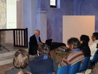 Jesús Huguet desenvolupa la conferència a l'interior de l'antiga mesquita. ESCORCOLL