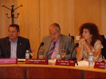 Miquel Mendoza , al centre de la imatge, en el seu escó de CiU a l'Ajuntament. A. GENÍS