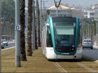 Un tram del Trambaix al seu pas pel municipi de Sant Just Desvern GABRIEL MASSANA