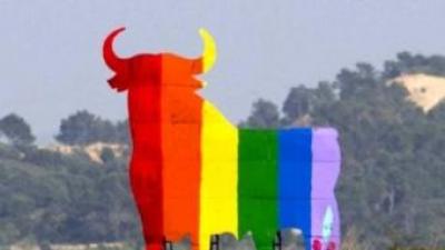 El toro d'Osborne de Mallorca, pintat amb els colors de la bandera gai ACN