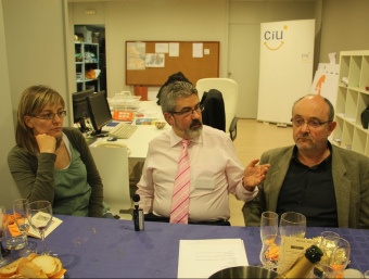Josep Maria Roigé, al centre, ahir amb membres de la seva candidatura D.M