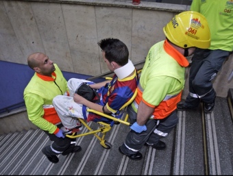 Un equip d'emergència evacuant un dels ferits lleus en l'accident dels dos trens JUANMA RAMOS
