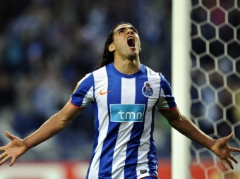 Radamel Falcao celebra el primer dels quatre gols d'ahir contra el Vila-real. /  EFE