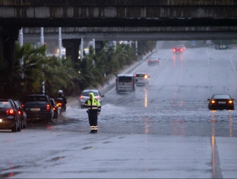 Cotxes aturats en una ronda Litoral inundada durant la forta tempesta que va caure ahir al vespre a Barcelona i altres punts del país ORIOL DURAN