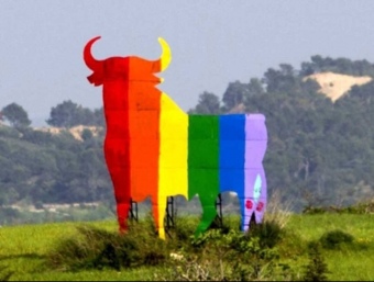 El toro amb la bandera multicolor ACN