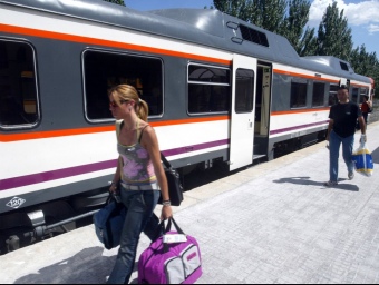 Un tren de la línia de Lleida a la Pobla de Segur fa parada en una estació. ANDREU PUIG