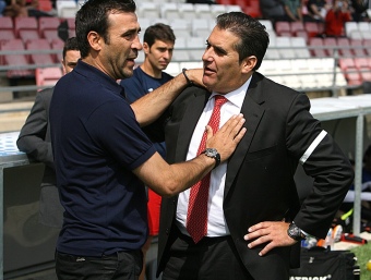El tècnic del Girona, Raül Agné, parla amb el del Rayo, José Ramón Sandoval, abans del partit d'ahir a Montilivi. MANEL LLADÓ