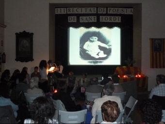 Un moment del recital al centre cívic de Santa Pau, en concret quan es recitava “La primera foto de Hitler”. J.C