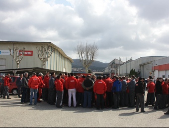 Els treballadors de Derbi han celebrat una assemblea extraordinària a l'aparcament de la planta per analitzar la situació ACN