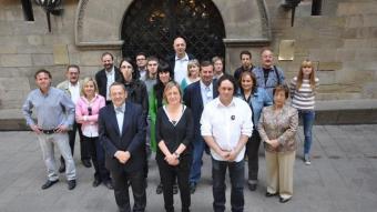 Montse Bergés, al centre, encapçalant la candidatura d'ERC en una foto de grup feta davant del Palau de la Paeria. ERC