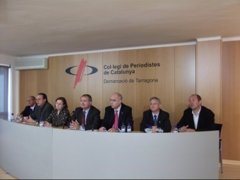Els alcaldes Castellnou, Aparicio, Pelejà, Sabanza, Jardí, Vidal i Marzo, ahir a la seu del Col·legi de Periodistes de Tarragona. ASCÓ TV