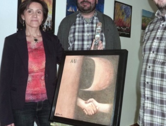 Montse Rico Planas posa amb el quadre original del cartell, junt amb l'alcalde, Salvador Ros, i el regidor Francesc Castañer.  R. E