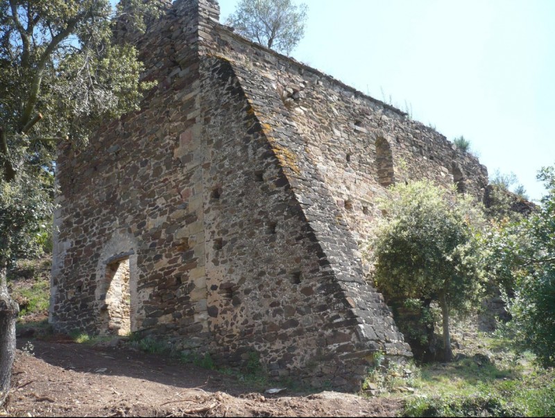 L'església vella de Sant Mateu de Vall-llobrega és dels egle XI i es troba dins les Gavarres. A.V