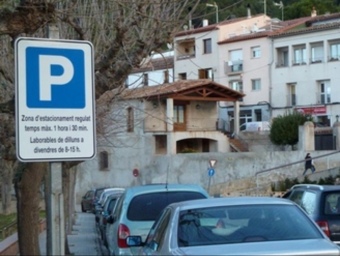 L'Ajuntament ha senyalitzat fa uns dies la zona d'estacionament limitat al carrer Pau Casals EL PUNT