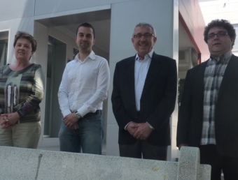 Els quatre candidats: Teresa Castañer, Salvador Coll, Pere Vilà i Josep Jordà, fotografiats aquesta setmana davant de la casa de la vila.  R. E