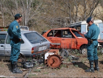 Agents del Seprona aixencant acte dels vehicles abandonats a tocar del Noguera Pallaresa. MARTA LLUVICH / ACN