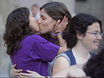 Dues joves es besen en un acte convocat pel col·lectiu Lambda a València. EL PUNT AVUI