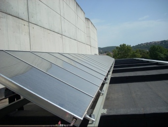 La instal·lació de plaques fotovoltaiques en equipaments municipals, com aquest cas del pavelló de Fontajau a Girona, forma part del pla. DANI VILÀ