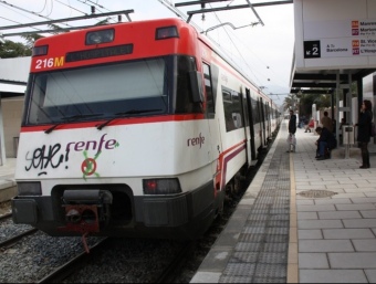 Un tren de rodalies aturat a l'estació de Montcada i Reixac, durant una incidència anterior ACN