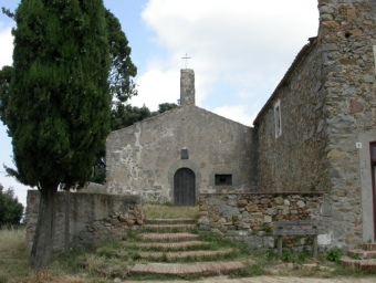 L'ermita de Sant Mateu , al terme de Premià de Dalt, va ser construïda entre els segles X i XII. G.A
