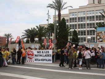 Els treballadors de la neteja del Joan XXIII van sortir ahir al carrer. ACN