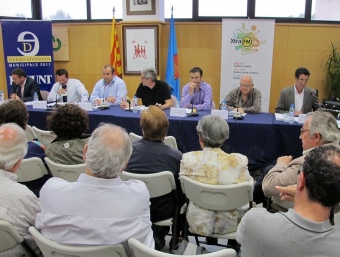 El debat entre els sis candidats de Santa Cristina, ahir a l'Ajuntament. JOAN SABATER