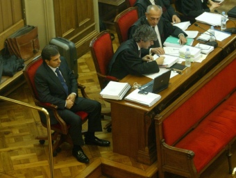 Lluís Corominas, al costat dels seus dos advocats , durant el judici amb jurat. QUIM PUIG