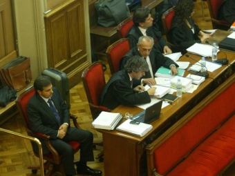 El gendre dels Tous, Lluís Corominas, a l'esquerra, assegut al costat dels seus dos advocats, en una sessió del jurat QUIM PUIG