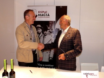 L'alcalde de les Borges, Miquel À. Estradé, i el president de la Fundació Parc Temàtic de l'Oli, Francesc Riera durant la signatura del conveni ESPAI MACIÀ