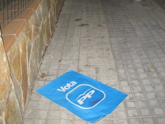 Un cartell del PP a terra en un carrer del municipi d’Alella, en una imatge facilitada per la candidatura popular el punt