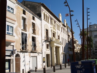 Plaça Major de Pego amb l'Ajuntament a l'esquerra de la imatge. ESCORCOLL