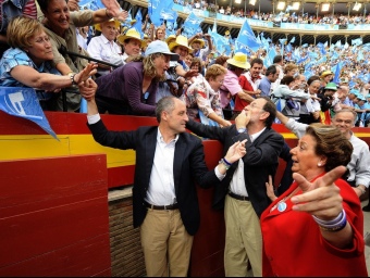 El candidat a la reelecció Francisco Camps i el líder dels populars espanyols Mariano Rajoy van omplir la plaça de toros de València EFE