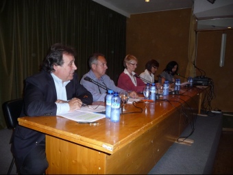 D'esquerra a dreta, Campolier (CiU), JIménez (PSC), Orts (PP) i Sánchez (ICV-EUiA) amb la moderadora Maria Sánchez ahir al local social de Santa Susanna. T.M