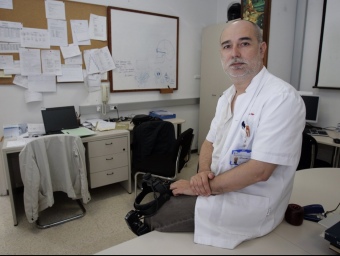 Joan Prat, al seu despatx de l'hospital Sant Joan de Déu.  JUANMA RAMOS
